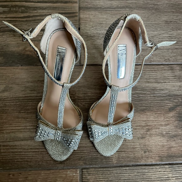 INC bow heel - Picture 1 of 6